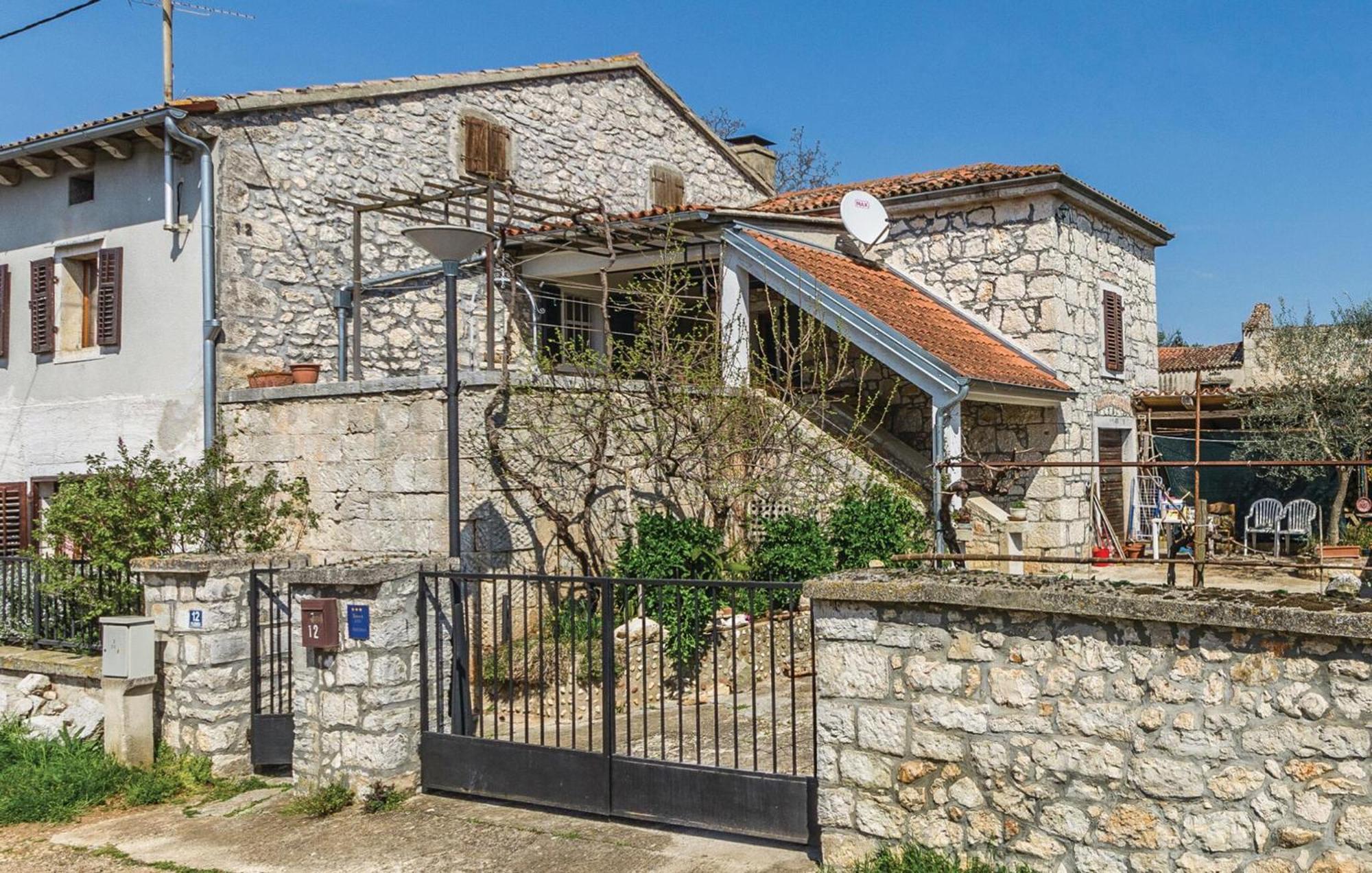 Cozy Apartment In Vrsar With Kitchen Exterior photo